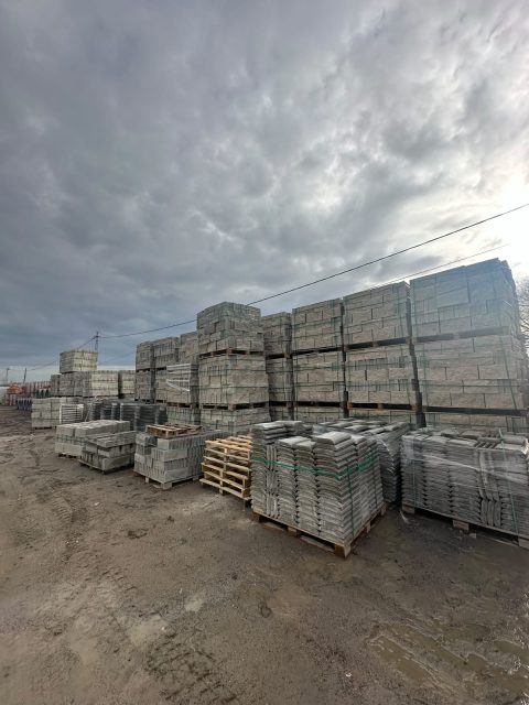 Açık stok alanında paletli beton ürünler