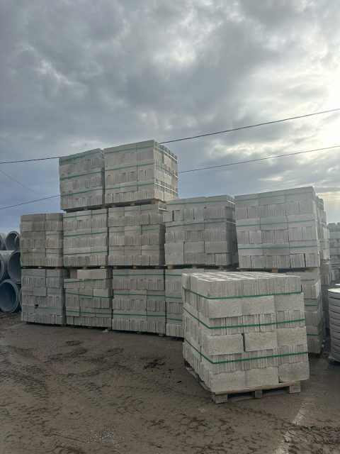 Stok sahasında üst üste istiflenmiş beton blok paletleri