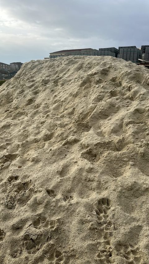 Parke döşemesinde serme kumu olarak kullanılan kum yığını