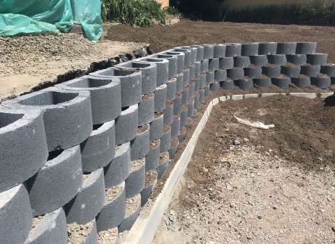 Kavisli hat boyunca kurulan beton blok istinat ve çiçeklik seti