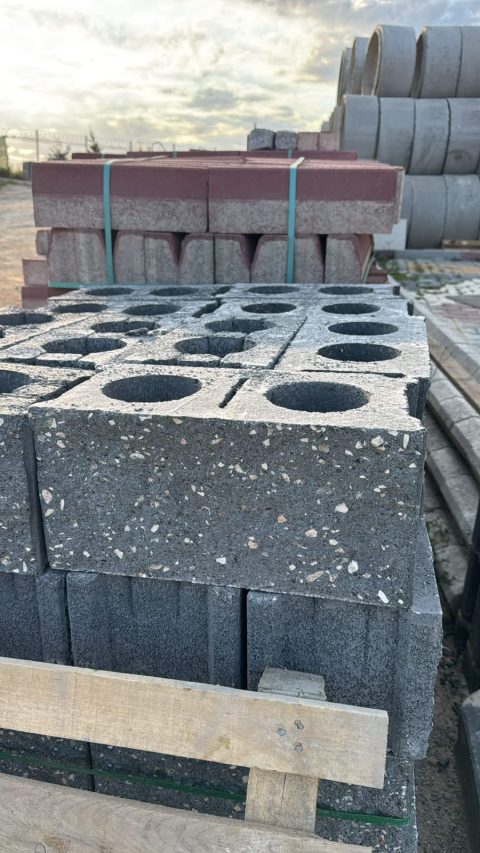 Antrasit ve kırmızı tonlarda paletlenmiş beton bloklar