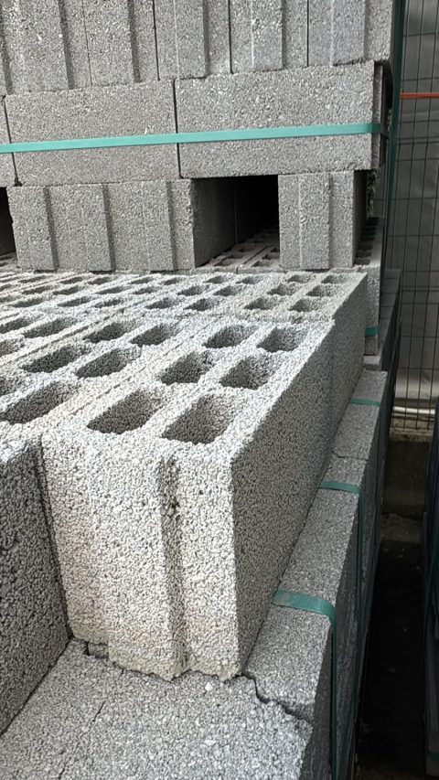 Stok sahasında gri beton duvar bloğu paletleri
